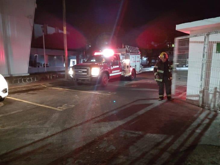 Cortocircuito en una lámpara provoca incendio en el Gimnasio Omega de Xalapa (+VIDEO)