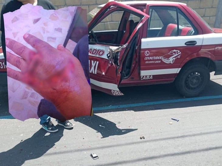 Taxista se accidenta y sufre grave lesión en la mano, en Orizaba