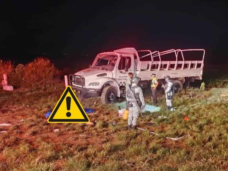 Vuelca camión de Guardia Nacional en autopista Cuacnopalan-Oaxaca; hay un muerto