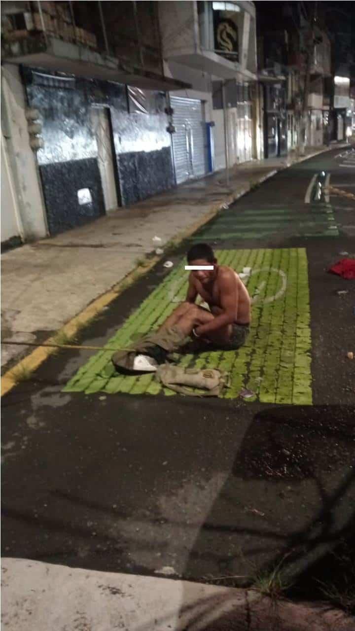 Vecinos detienen y dan tremenda golpiza a ladrón en avenida Ruiz en Xalapa