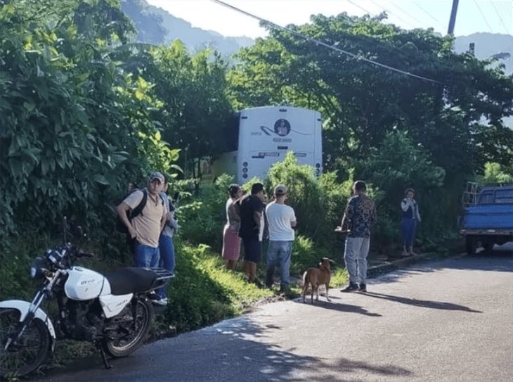 Autobús de pasaje sufre accidente en la carretera Córdoba-Tomatlán