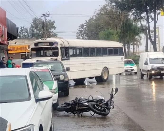 Camión se queda sin frenos y se lleva tres vehículos y una motocicleta en Xalapa