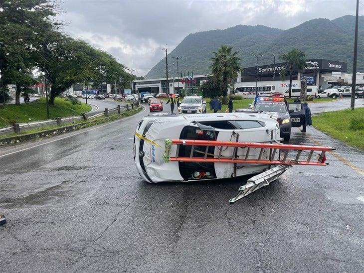 Vehículo de telefonía pierde el control y vuelca en el Trébol de Escamela, en Orizaba