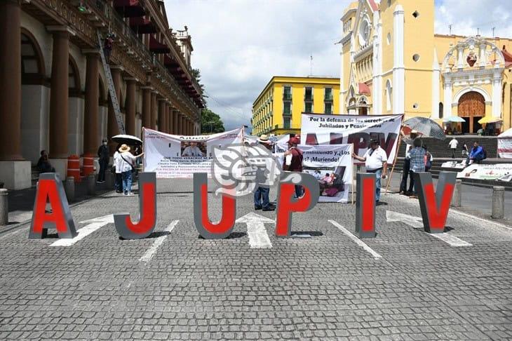 Cuitláhuac García se va y evade solución a seguro de  jubilados en Veracruz