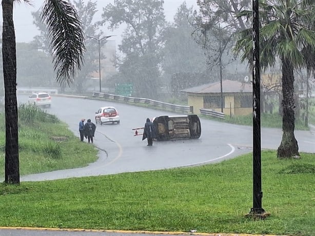 Vehículo de telefonía pierde el control y vuelca en el Trébol de Escamela, en Orizaba