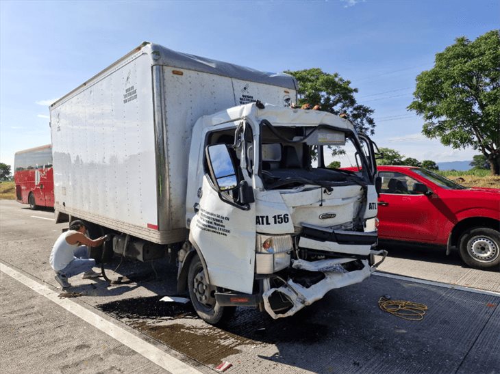 Camión de carga sufre accidente en la autopista Veracruz-Córdoba: hay dos lesionados