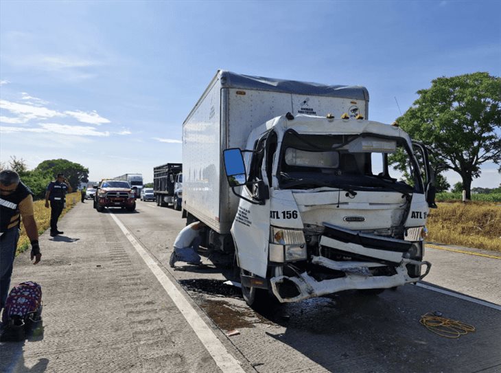 Camión de carga sufre accidente en la autopista Veracruz-Córdoba: hay dos lesionados