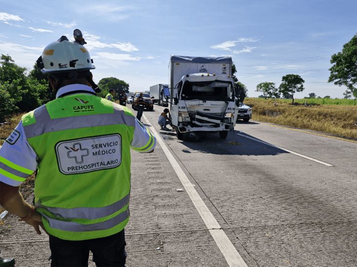 Camión de carga sufre accidente en la autopista Veracruz-Córdoba: hay dos lesionados