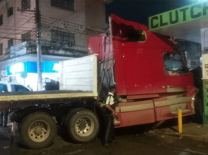 Se registra encontronazo en Córdoba; tráiler termina impactado contra un negocio