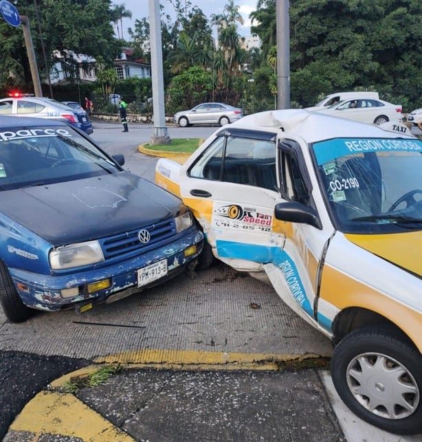 Choque entre auto y taxi en Córdoba deja una persona lesionada