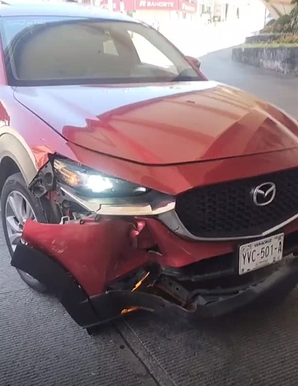 ¡Susto en viaducto de Xalapa! crisis nerviosa tras choque de Mazda y Nissan