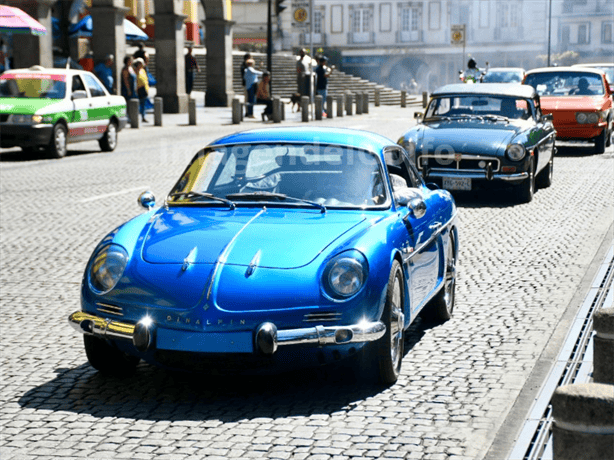 Realizan desfile de autos antiguos en Xalapa: ¡un viaje al pasado!