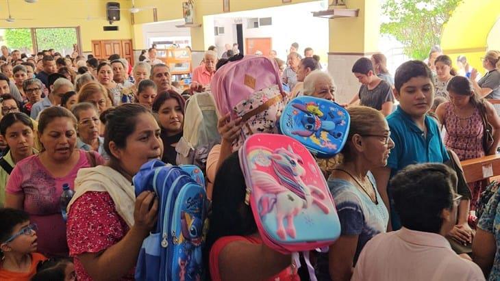 Bendicen mochilas y útiles en Poza Rica para recibir el regreso a clases