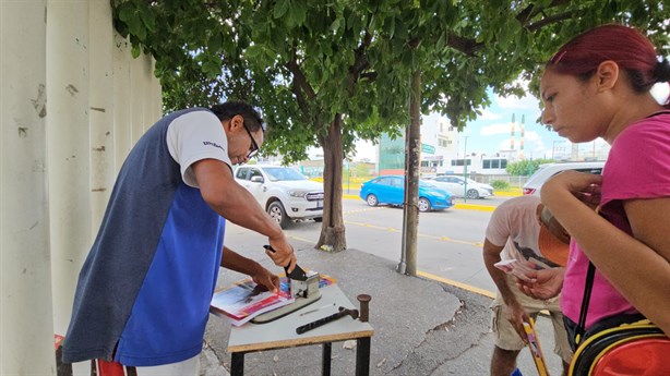 Forrando y cosiendo libros; así se ha ganado la vida Alejandro desde hace 20 años en Poza Rica