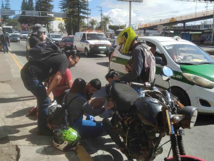 Pareja de motociclistas choca en Xalapa contra auto en Lázaro Cárdenas