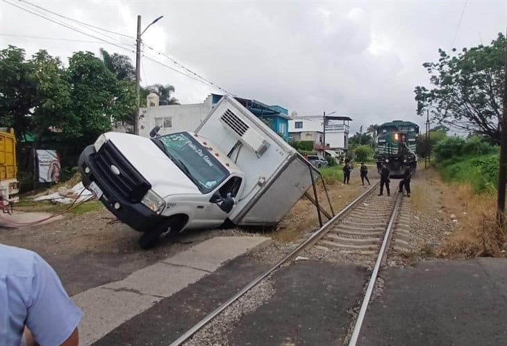 Camioneta vuelca y queda al borde de las vías del tren en Córdoba