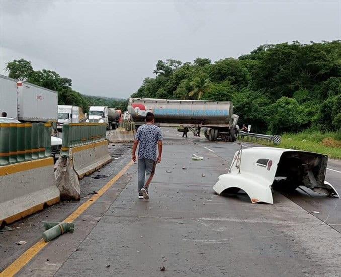 Tráiler se accidenta contra muros de contención de la Autopista Veracruz-Córdoba