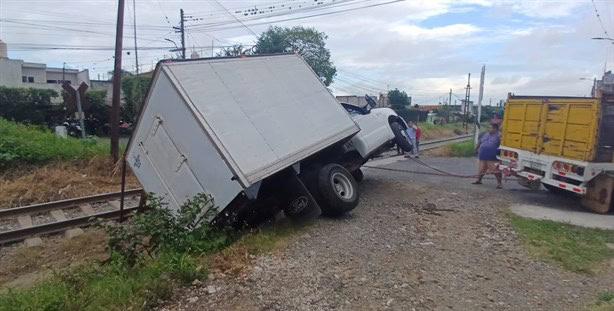 Camioneta vuelca y queda al borde de las vías del tren en Córdoba