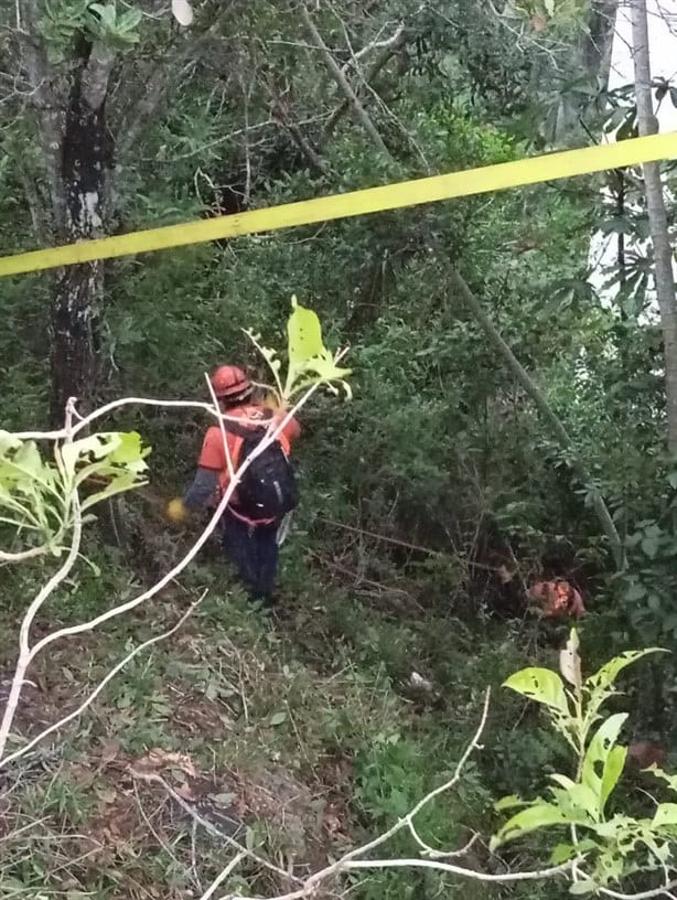 Tras 10 horas de labores, rescatan cuerpo de automovilista en barranco cerca de Xalapa; era de CDMX