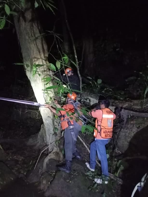 Tras 10 horas de labores, rescatan cuerpo de automovilista en barranco cerca de Xalapa; era de CDMX