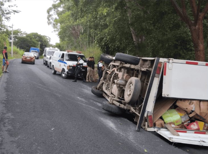 Camioneta cargada de insumos vuelca en la carretera Xalapa-Alto Lucero