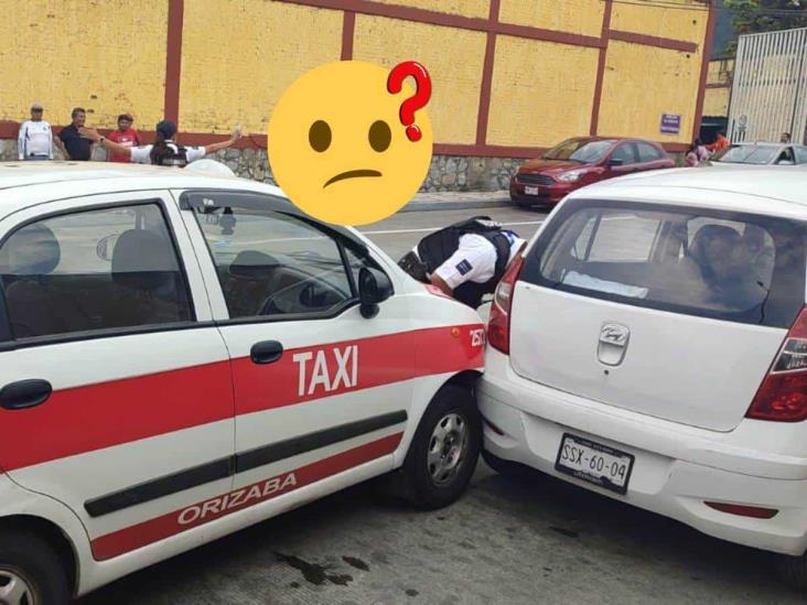 Intentan robar un taxi en Orizaba; lo dejaron chocado y casi incendiándose