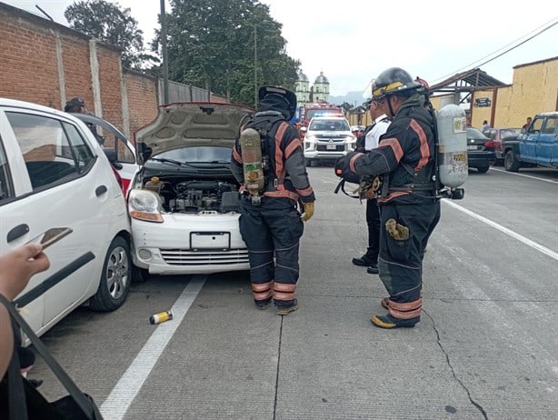 Intentan robar un taxi en Orizaba; lo dejaron chocado y casi incendiándose