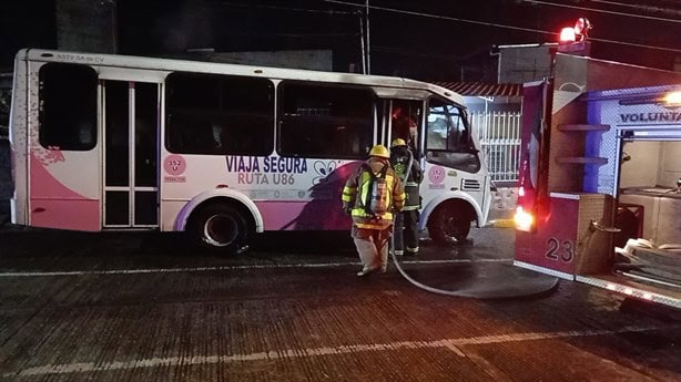 Se incendia autobús en Córdoba de la ruta Viaja segura; chófer resulta gravemente lesionado