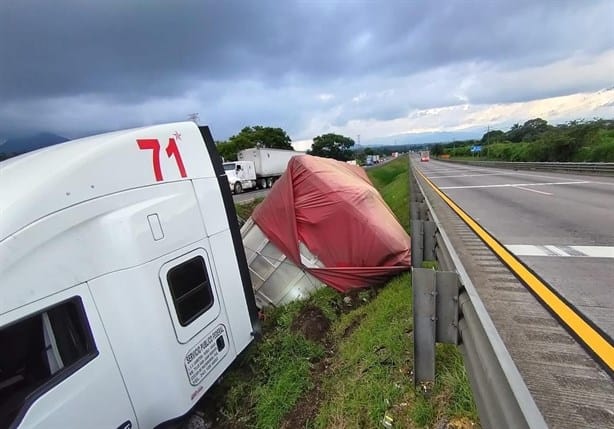 Tráiler con fertilizante vuelca a un costado de la autopista Córdoba-Orizaba