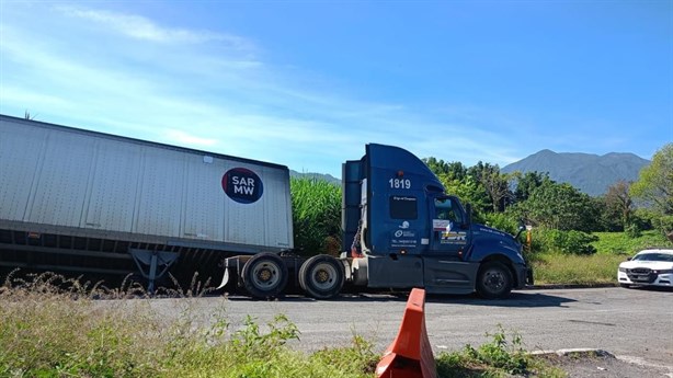 Tráiler queda al borde de la volcadura en la Autopista Puebla-Córdoba