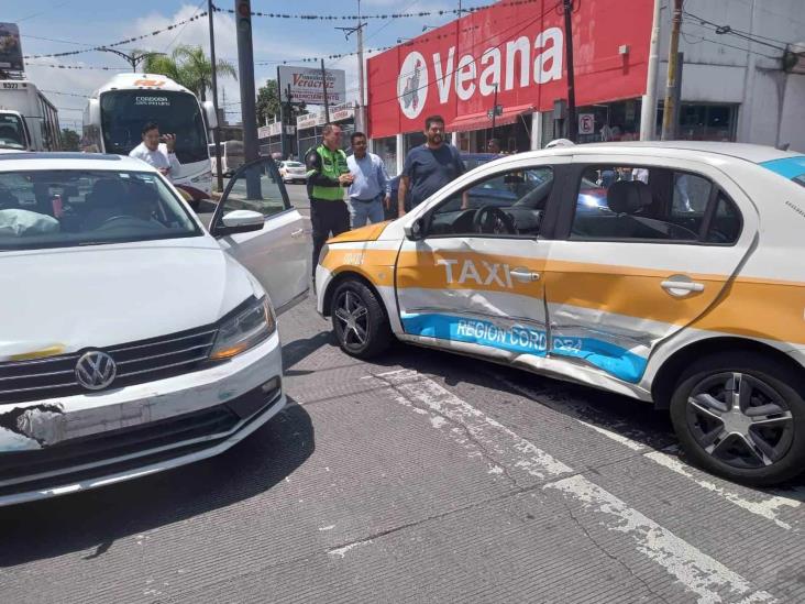 Nuevo choque en Córdoba; taxi y particular no respetan el semáforo