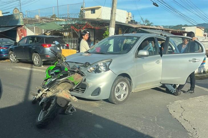 Chocan moto y auto en la calle Primero de Mayo en Xalapa 