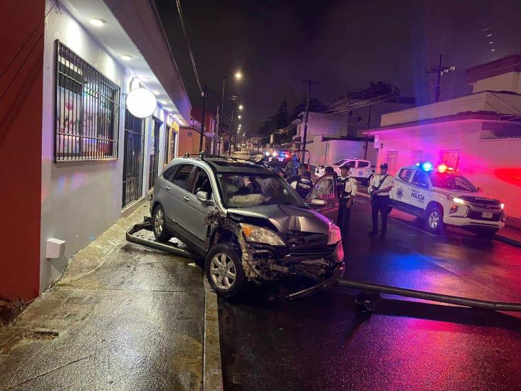 Camioneta se accidenta en centro de Orizaba y provoca daños de consideración