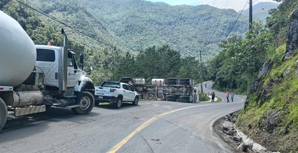 Revolvedora sale del camino y vuelca en la Carretera Federal Orizaba-Zongolica