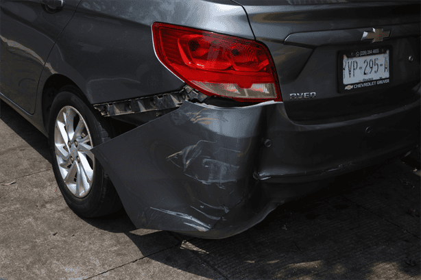 Accidente en el Barrio de La Huaca: motociclista impacta contra automóvil en cruce peligroso