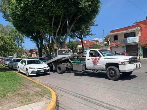 Grúas sin placas extorsionan en Xalapa con presunta tolerancia de Tránsito