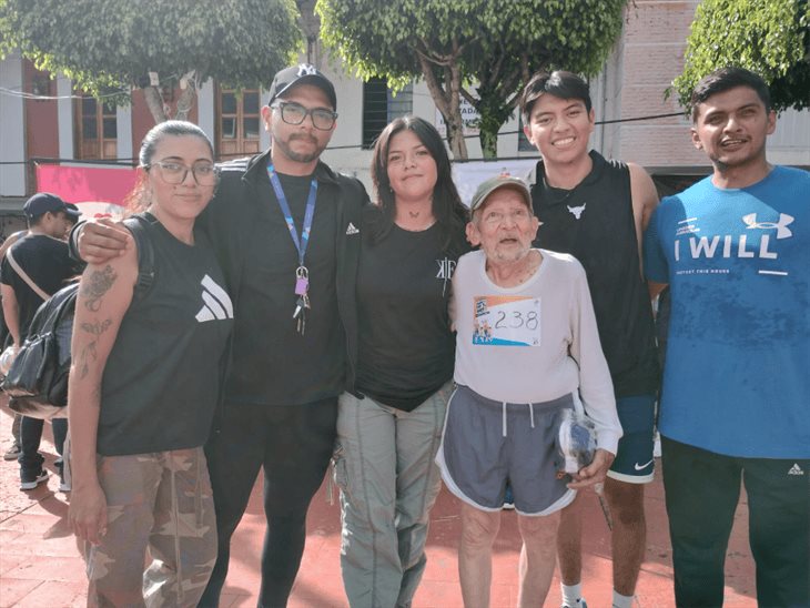 Más de 200 adultos mayores participan en la carrera Abuelito soy tu nieto en Río Blanco