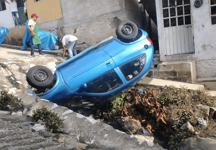 ¡Le fallaron los frenos! auto termina volcado en Tlapacoyan