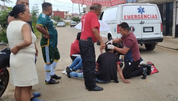 Jóvenes derrapan en moto y resultan lesionados en Xalapa