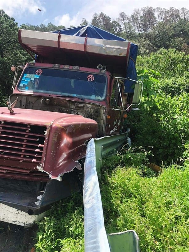 Tractocamión sale del camino y se accidenta en las Cumbres de Maltrata