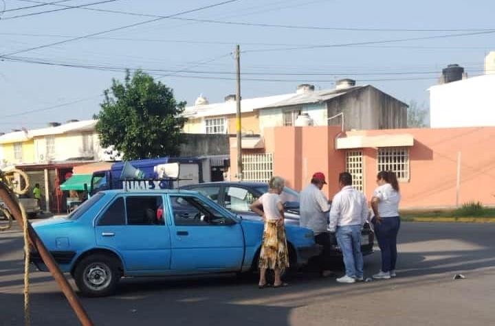 Choque de auto y camioneta en Río Medio II, en zona norte de Veracruz