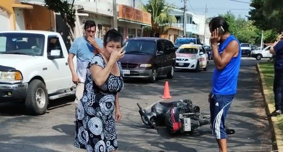 Pareja derrapa motocicleta en la zona norte de Veracruz