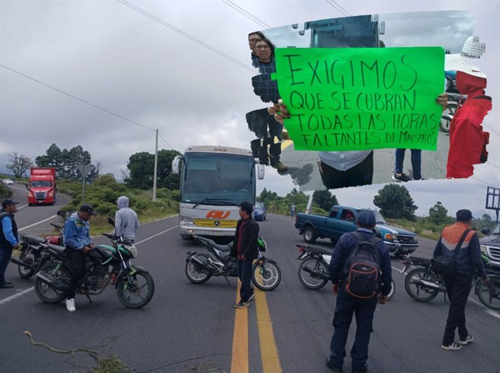 Bloquean carretera Xalapa-Perote; protestan por falta de maestros en dos escuelas de Veracruz 