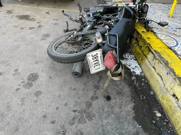 Motociclista herido en Tejería tras choque con taxi que se presuntamente brincó la luz roja