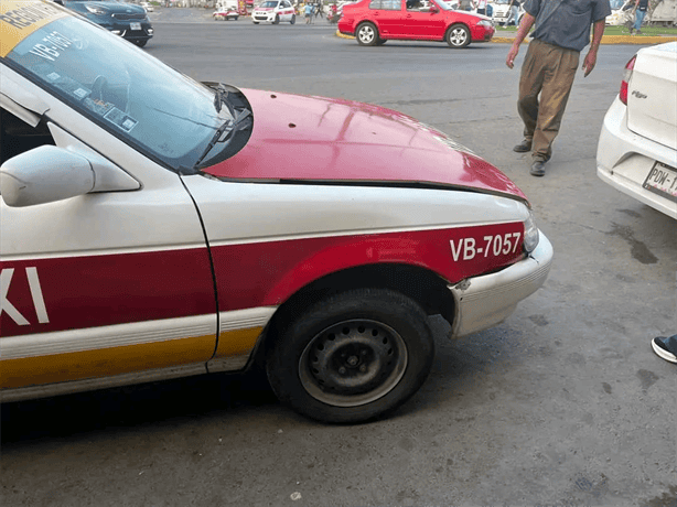 Motociclista herido en Tejería tras choque con taxi que se presuntamente brincó la luz roja