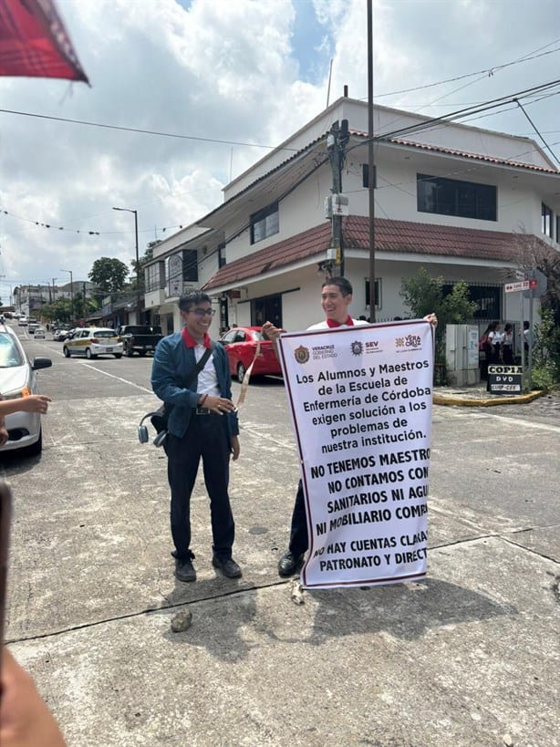 Toman escuela de Enfermería en Córdoba; acusan varias carencias