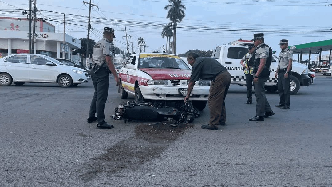 Motociclista herido en Tejería tras choque con taxi que se presuntamente brincó la luz roja