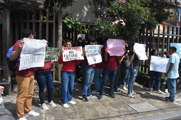 Toman Facultad de Ciencias Químicas de la UV en Orizaba; denuncian carencias y exigen renuncia de directivos