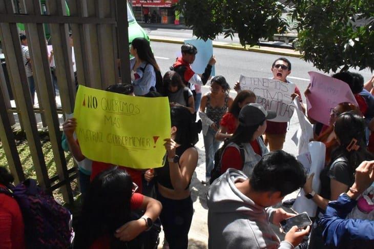 Toman Facultad de Ciencias Químicas de la UV en Orizaba; denuncian carencias y exigen renuncia de directivos