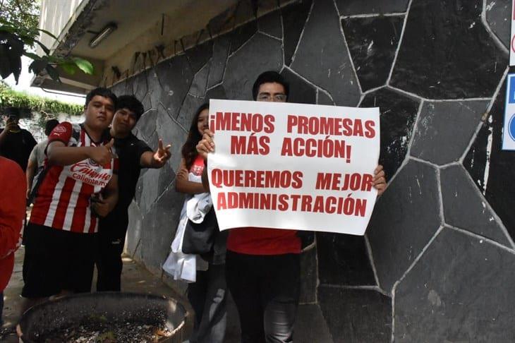 Toman Facultad de Ciencias Químicas de la UV en Orizaba; denuncian carencias y exigen renuncia de directivos